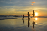 familie spielt am strand familienzeit am meer