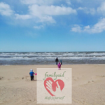 gemeinsam spielen am Strand